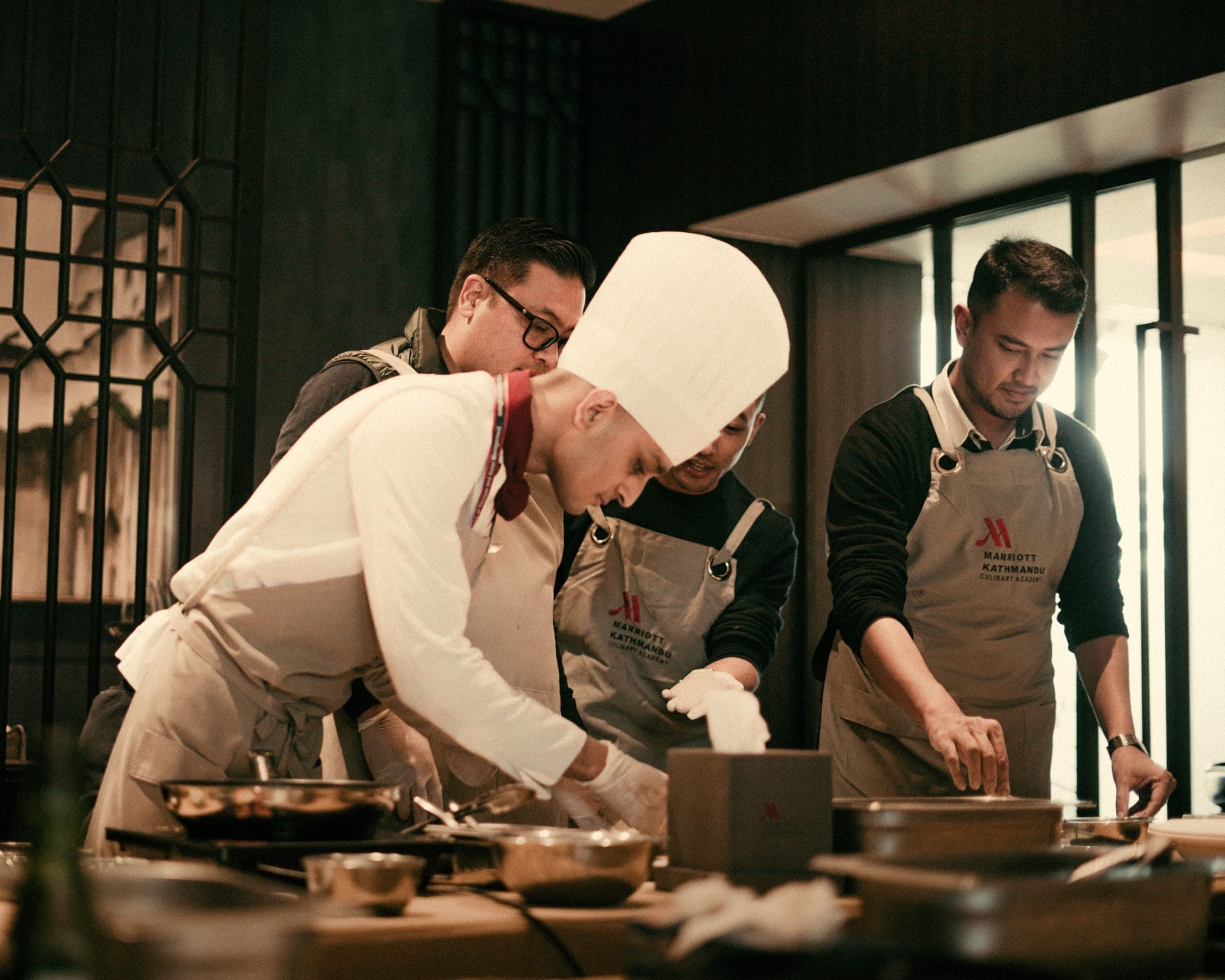 Equipe trabalhando em uma cozinha profissional
